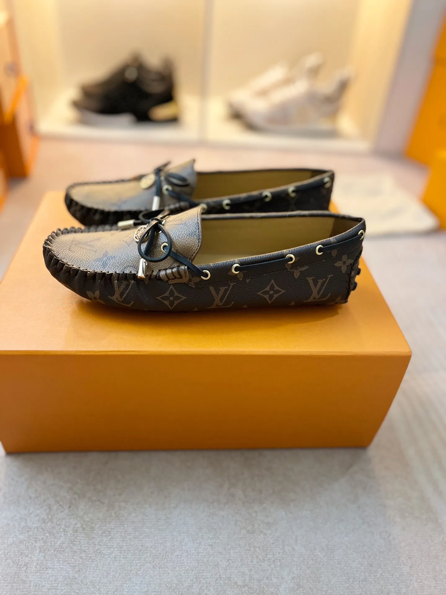 p460💰Couple model❤️🇫🇷 𝙇𝙤𝙪𝙞𝙨 𝙑𝙪𝙞𝙩𝙩𝙤𝙣 🇫🇷Louis Vuitton 2023 Classic𝓛𝓿 𝓣𝓻𝓪𝓲𝓷𝓮𝓻 Sports Series ➪➪➪¯ [Arizona Doudou Shoes Series] ▪️▪️▪️Arizona slip-on shoes are made of Monogram Eclipse canvas. Its hand-painted and dyed edges and hand-sewn uppers fully demonstrate Louis Vuitton's traditional shoemaking craftsmanship. This slip-on shoe is very lightweight. The integrated tongue and upper make it particularly comfortable and flexible. The soft outsole is equipped with rubber padding. Decorated with matching sash. Detailed features: ☑️Monogram Eclipse canvas ☑️Black Eclipse pattern ☑️Hand-painted shoe edges ☑️Hand-sewn uppers (each pair takes time to process) ☑️Integrated tongue and upper construction ☑️Outsole equipped with rubber lining ☑️size: 35_46